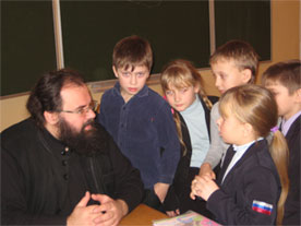 Отец Алексий беседует с детьми