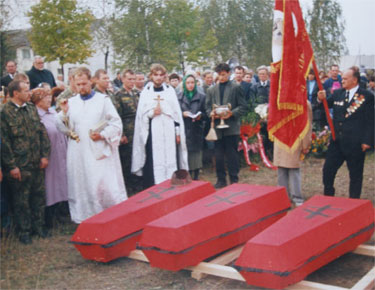 Захоронение останков погибших солдат.